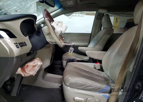 2011 Toyota Sienna Xle z USA, uszkodzony, nr VIN 5TDDK3DC4BS006577